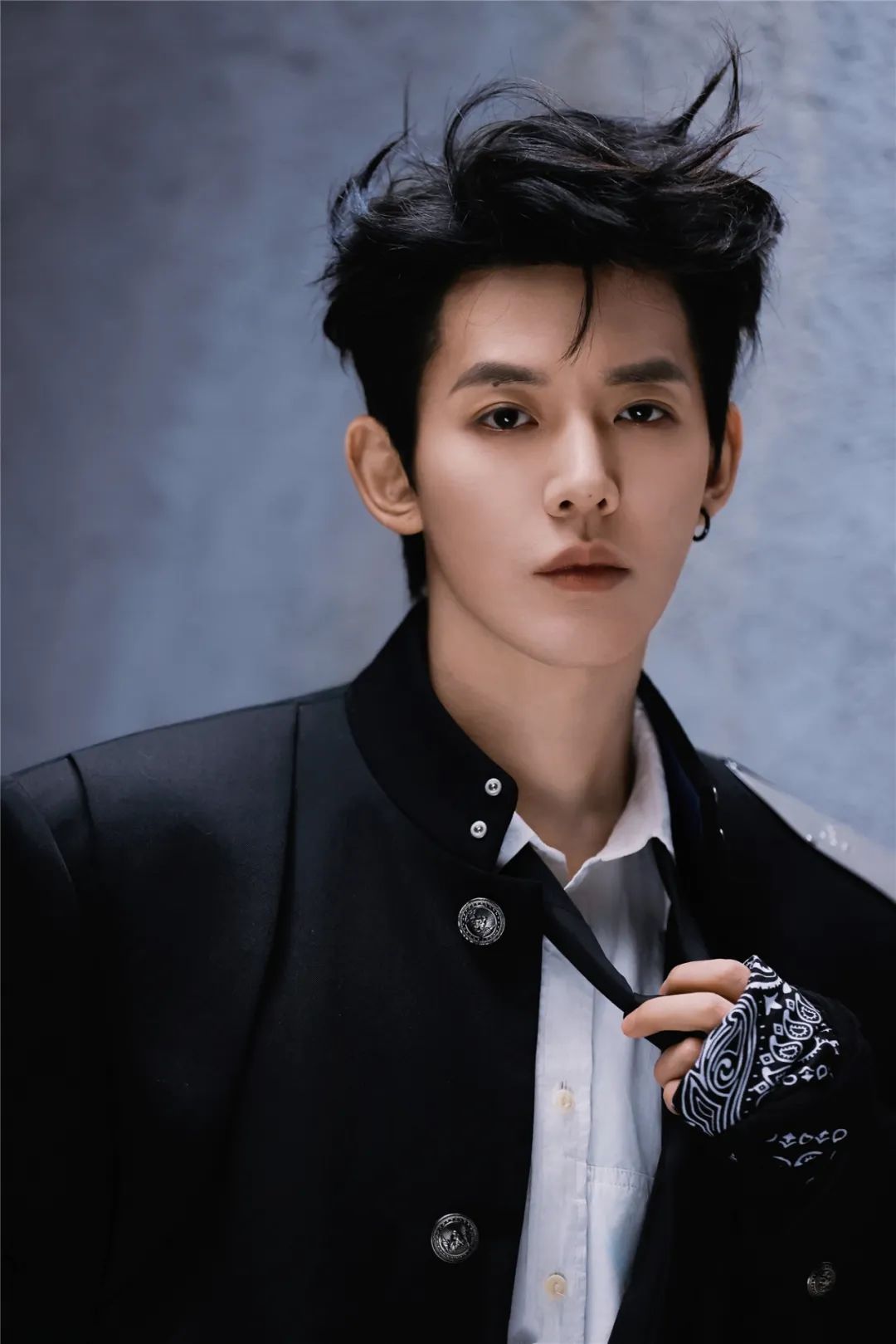 邓为生日大片掀起狂潮!热血高校风迷倒众生,魅力难挡引发热议!