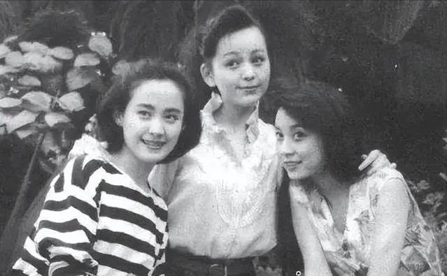 空政话剧团五朵金花，有人大龄单身，有人只恋爱不结婚，最小44岁