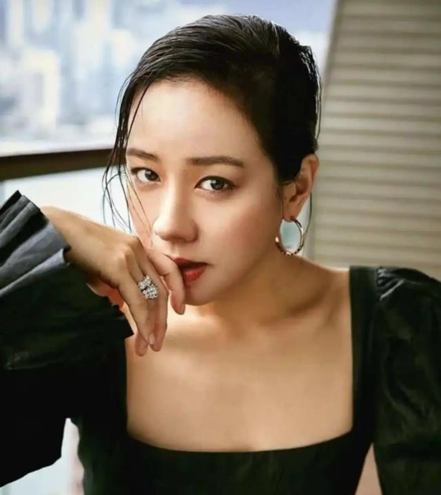 她2年逼走原配，上位后又败给现实，如今46岁风韵犹存却饱受争议