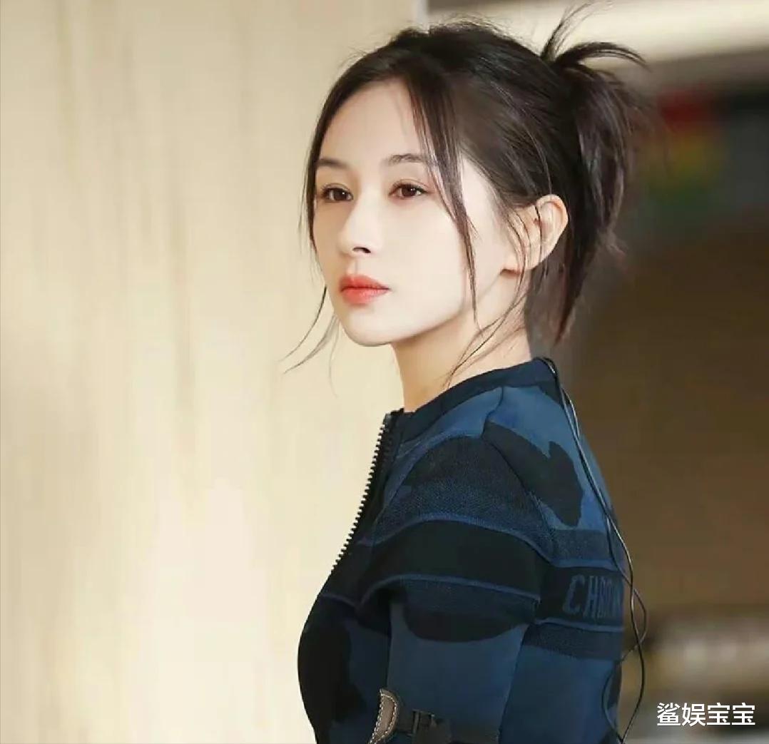 王子文脸部肿胀崎岖,下巴突出来一块,有点像“医美后遗症”