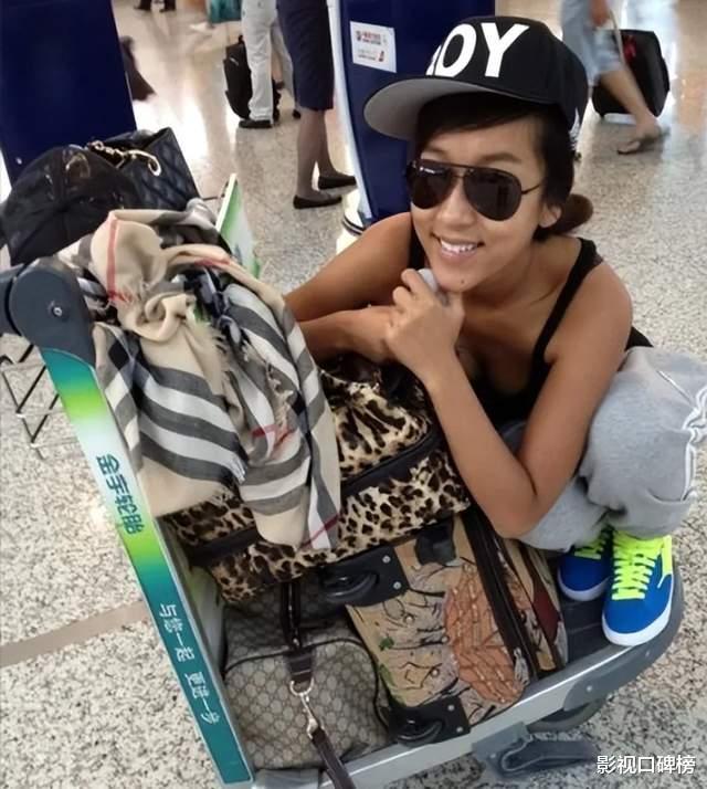 刘欢与妻子举办聚会，吉克隽逸打扮火辣，被抨击“穿着不分场合”