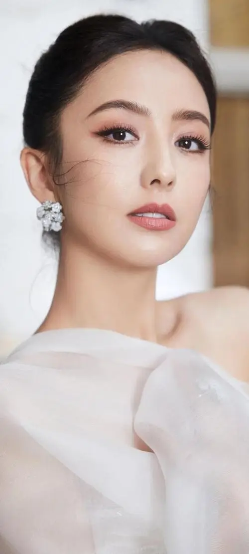 佟丽娅身穿经典白色OL套装 眼戴墨镜女精英既视感