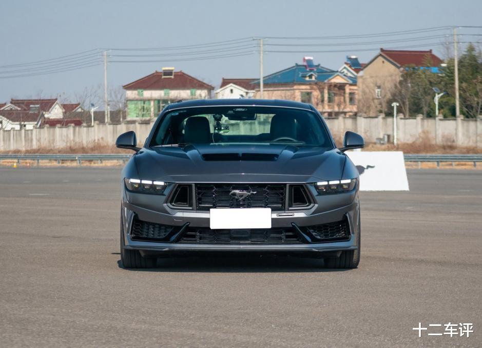 被誉为“陆地战斗机”，5.0L V8大自吸，5.5秒破百，外观非常唬人