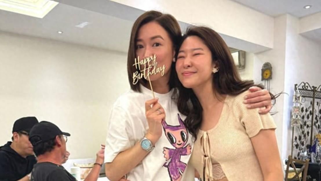 许绍雄为佘诗曼庆祝生日，女儿做蛋糕助兴，两人相拥合照互称姐妹