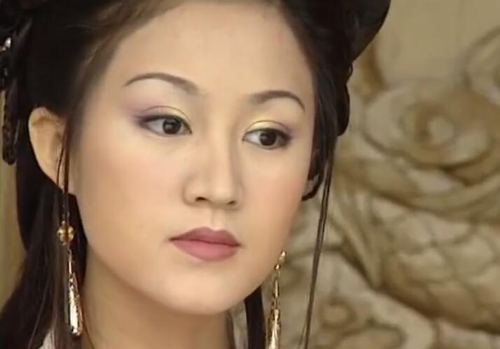 年看《女驸马》觉得公主还没丫鬟美,后来才知,她自己就是资本