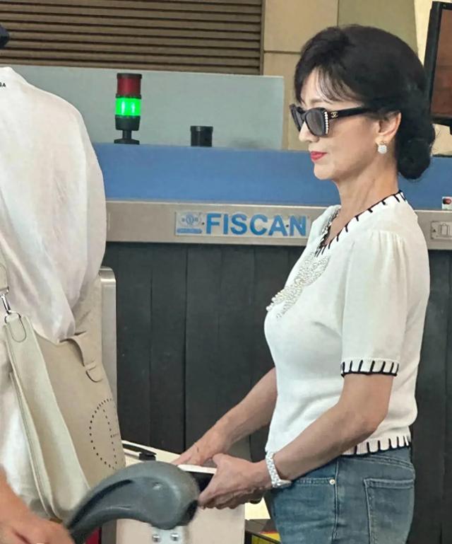 71岁赵雅芝皮肤松弛臀部塌陷,看到她的近况,才知道自然老去的美