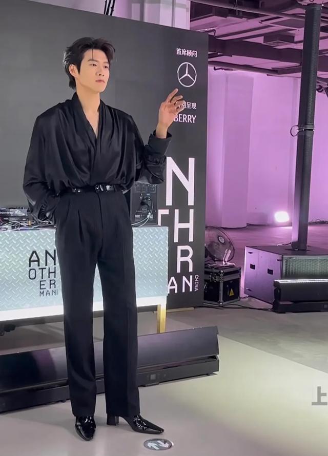 伊能静儿子恩利露腰,魏大勋缝衣领,宋佳邱天穿男装,穿的都太癫