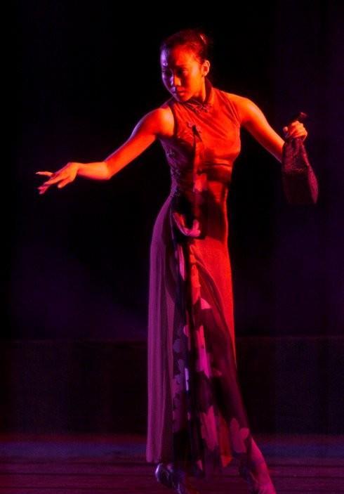 让朗昆弃原配,张艺谋愧疚!上位仅1月就瘫痪,是意外还是报应?