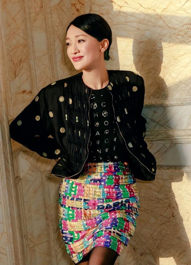 上海这一晚，被“又矮又土”的周迅惊艳，不穿暴露礼服却艳压群芳