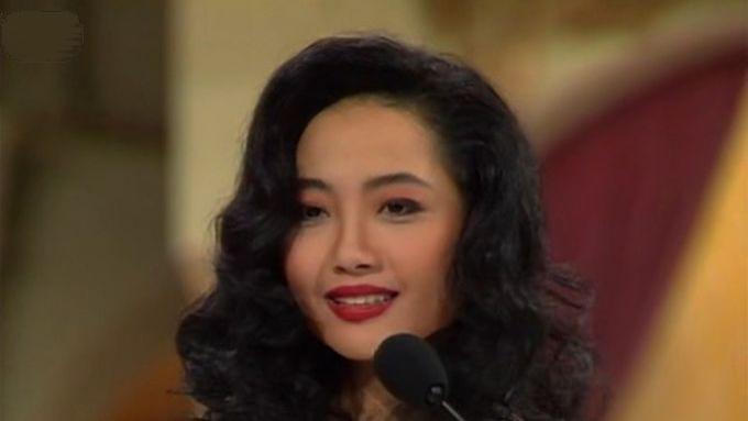 59岁杨玉梅在室内练瑜伽，身材迷人似少女，单身多年成隐形富婆