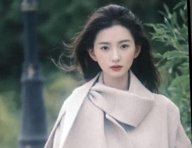 关晓彤27岁生日，鹿晗缺席，低调庆生引遗憾