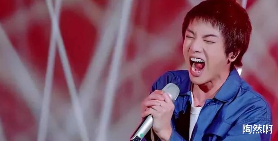 乐坛最大的笑话，一首代表作都没的歌手，却敢当评委自称乐坛的神！