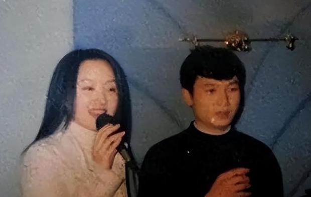 赖文峰近照：抽雪茄，喝5万元的酒有点落寞，现任妻子比他小23岁