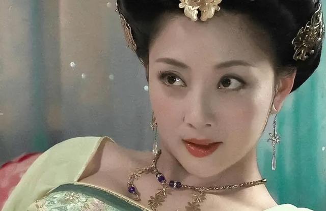 她是演员中的女富豪,多辆豪车轮流开,如今44岁却活得像20岁