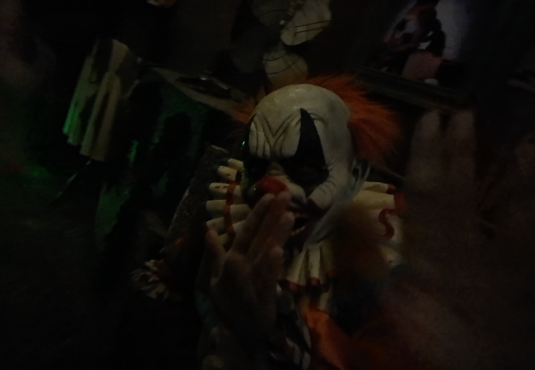 北京在意万圣节的人，在环球影城被僵尸追着砍