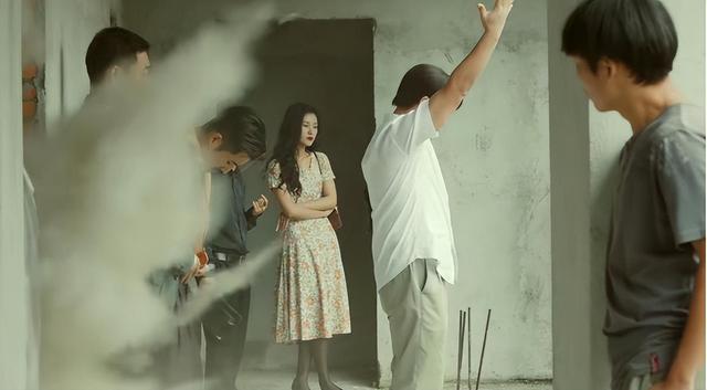 《猎冰》陪酒女腹部赘肉抢镜被吐槽，网友：没去过夜总会就别乱说