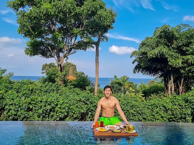 身材匀称的肌肉小哥