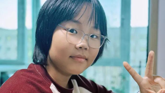 德云社侯震女儿近照被晒，14岁的大姑娘，与父亲侯震越长越像了