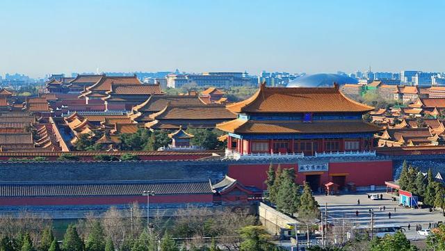 幻想一夜成名!横店群演校花泛滥成灾,一天片酬70块蹲地吃盒饭