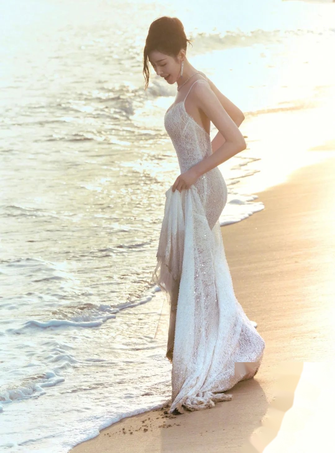 张天爱才是娱乐圈的好身材，匀称饱满最性感！