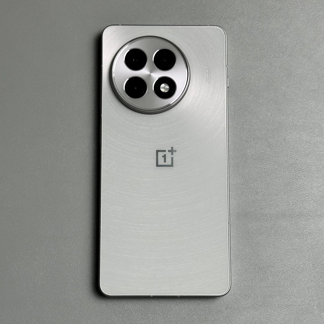 倒吸牙膏?一加Ace5对比上一代,指纹、马达开到车,价格更便宜