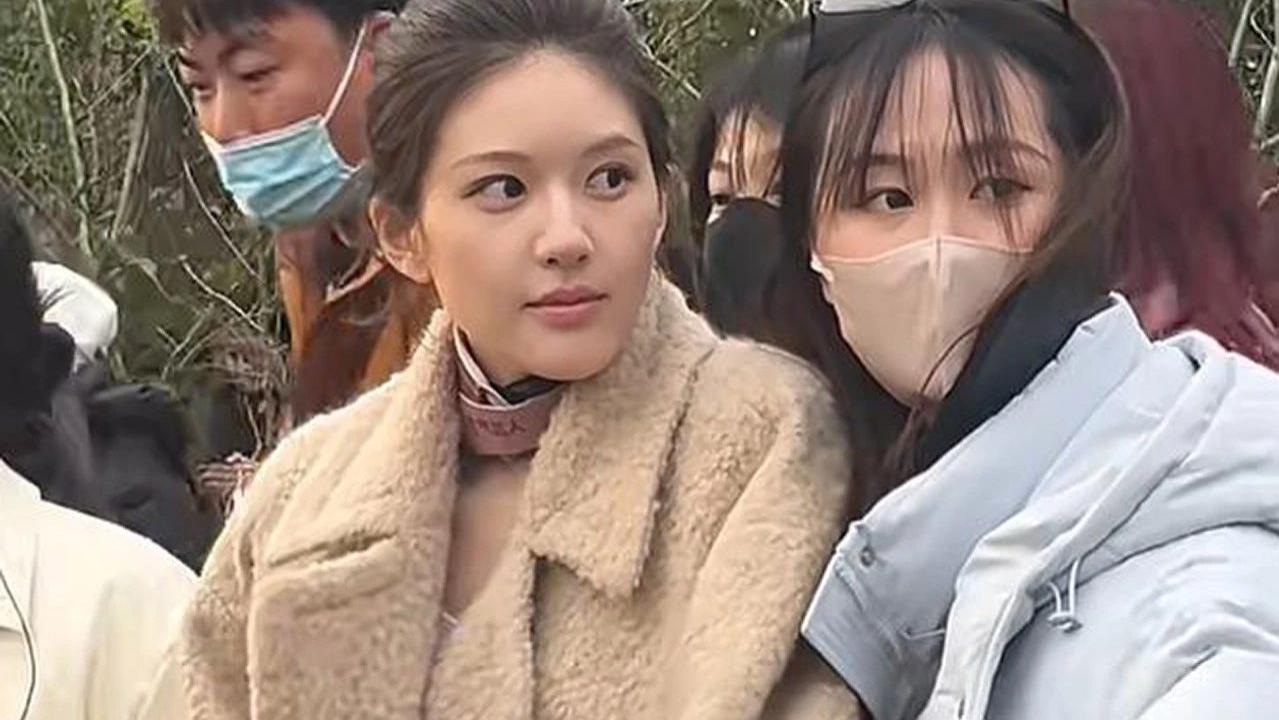 赵露思出院后被偶遇做美甲，疑似减肥过度，近照消瘦，新剧传出疑似停拍消息。