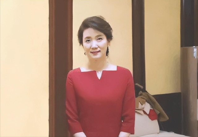 61岁李修平再度现身,素颜圆脸年轻贵气,气质优雅不输当年