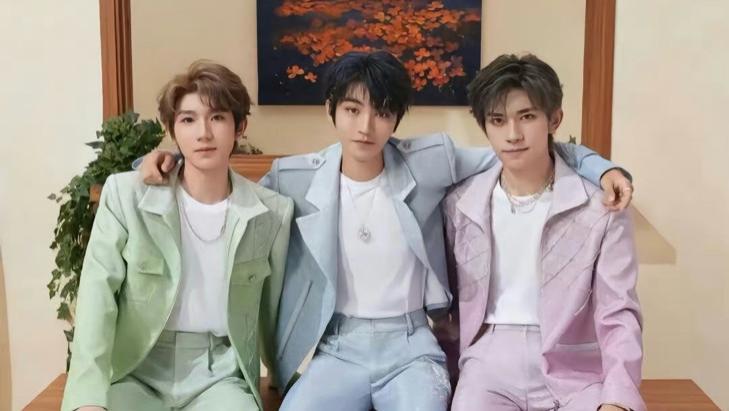 不装了？王源演唱会王俊凯易烊千玺送来花篮，揭示其真实关系！