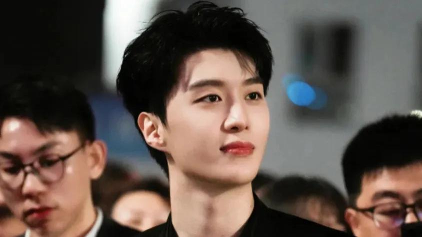 突然曝光恋情！他终于告别单身了？