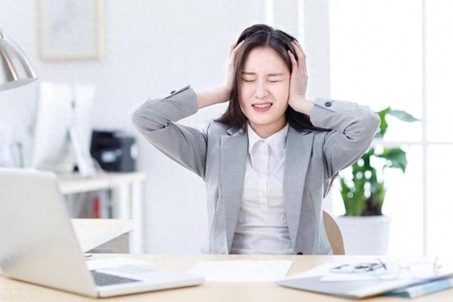 女同事被高薪挖走，临走做好交接工作，半年后接到原公司电话落泪