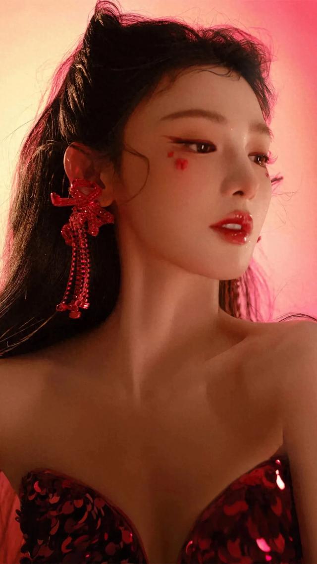 34岁彭小苒,颜值古今皆宜,美到心颤