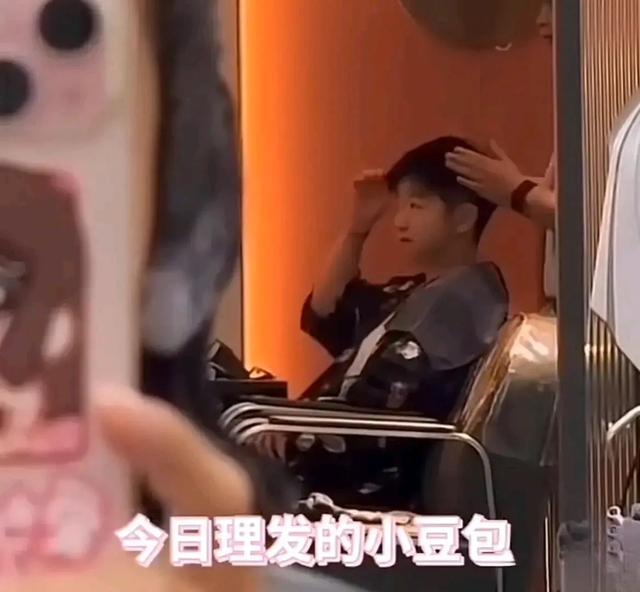 太低调！孙颖莎回北京一个人理发，照镜子摆弄很臭美，裤子引热议