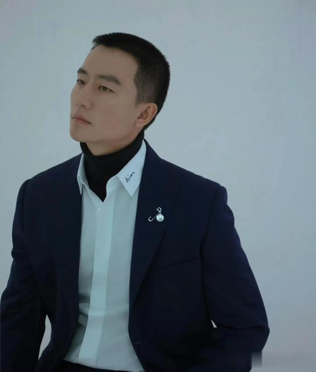 来看看黄轩颜值巅峰时期,他的身上散发艺术气息。