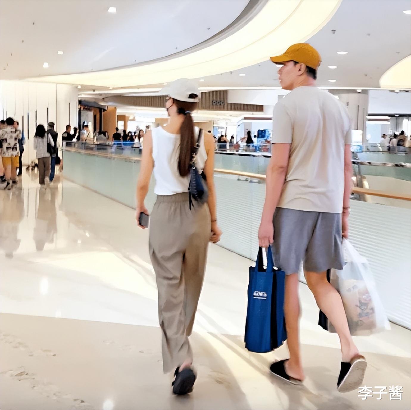 邓丽欣新男友曝光!颜值很高酷似韩星Rain,逛超市穿拖鞋超接地气