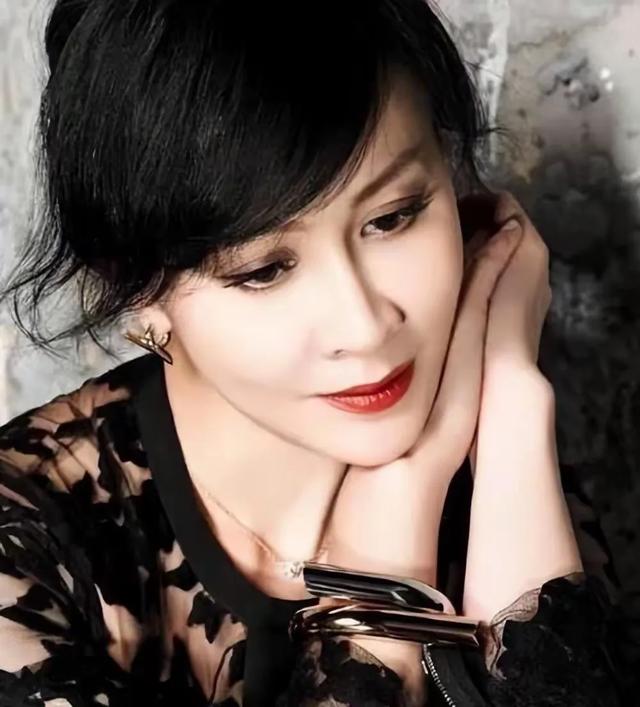 刘嘉玲彻底崩溃！当年绑架照片遭泄露！结婚17年无子真相大白！