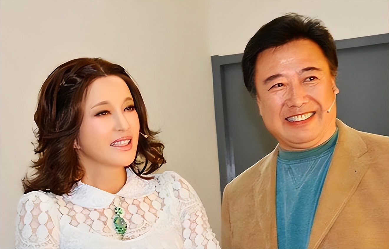 刘晓庆回老家选墓地,摘假发后形象大变,一身老人装扮引热议