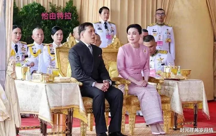 巴帕颂便装体态妖娆神似诗妮娜，抱泰王爱犬出街，诗贵妃恐已失宠