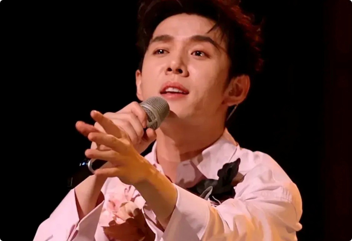 皮肤粗糙、脸上坑坑洼洼,《披哥4》李佳琦的生图暴露人间真实