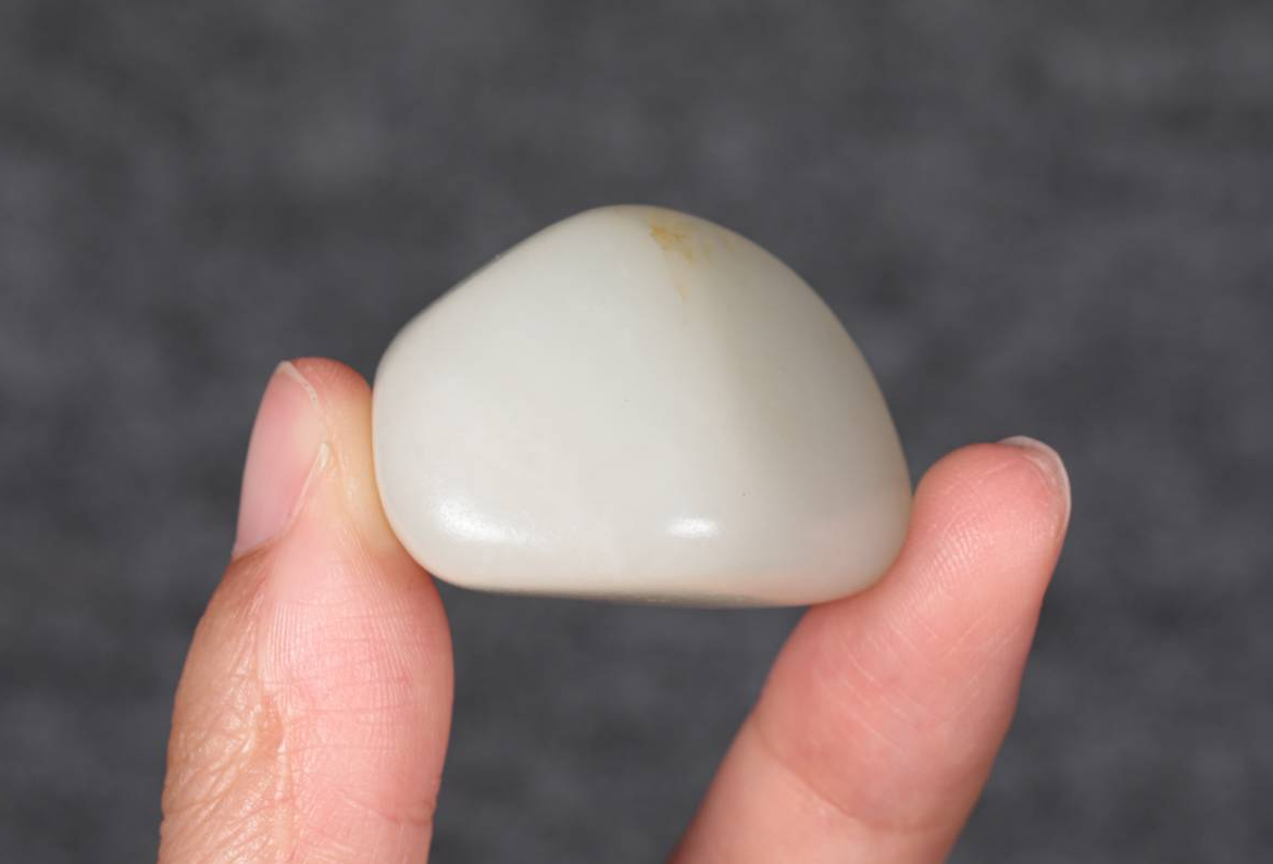 和田玉籽料，全身满皮，白度一级，润度很好