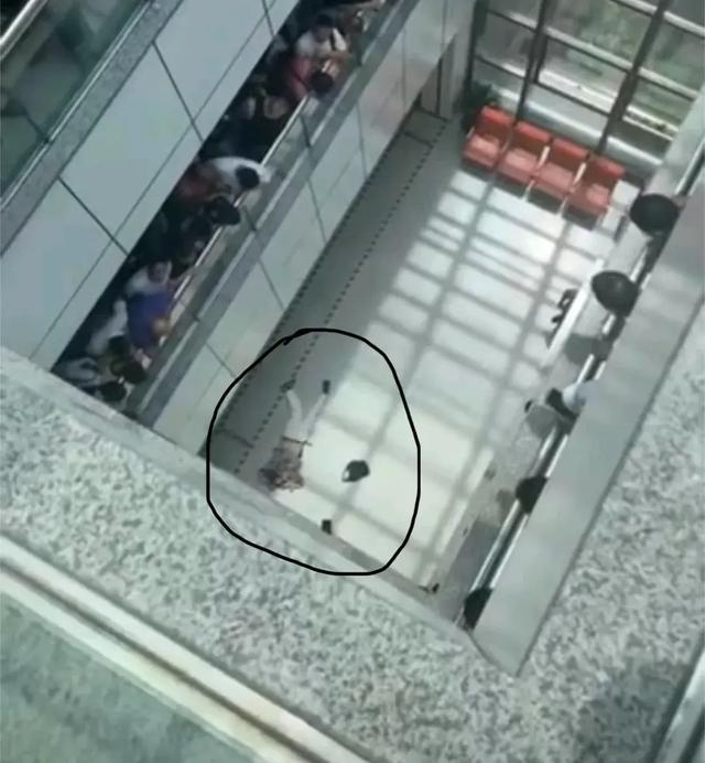 李晟事件后续:凶手跳楼照被曝,知情人透露原因,果然有情况!