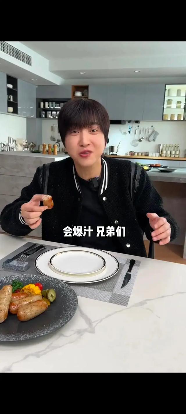 谢霆锋|谢霆锋亲手为网红白冰下厨，锋味派美食受热捧，网友：太羡慕了！