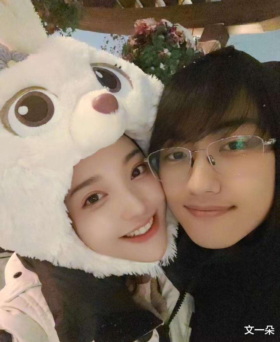 42岁金莎与小男友车内热吻,甜蜜暴击,灵魂相吸才能燃出爱的花火