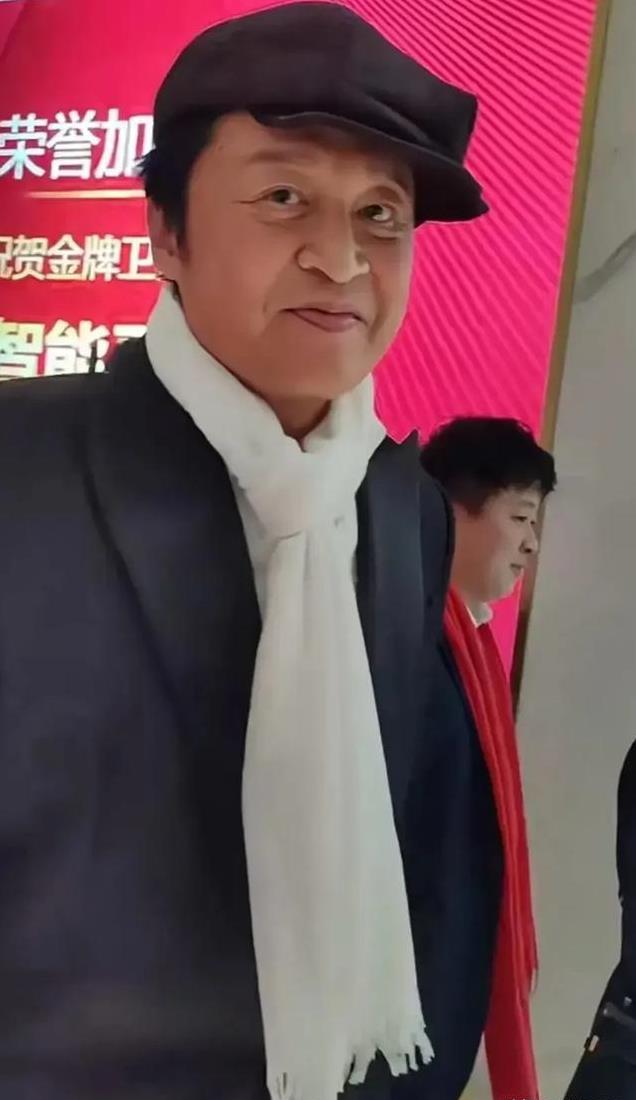 62岁马景涛断崖式衰老,脸肿嘴瘪苍老十多岁,忙着到处走穴捞金