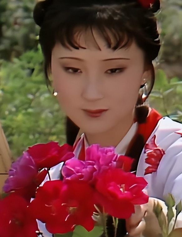 看到陈晓旭1987年香港宴会照,才知林黛玉的妆造,限制了她的美貌