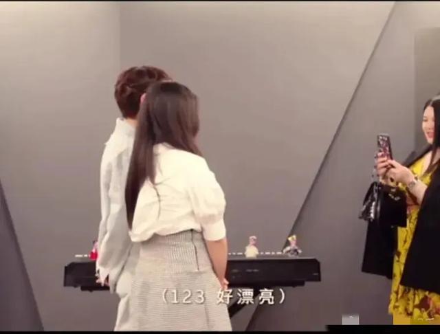 笑不活！李湘进歌手后台帮女儿要合影，照片出来心疼汪苏泷一秒钟