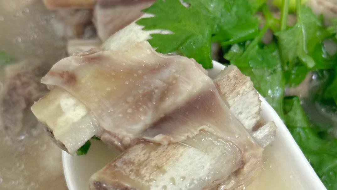 羊膻味的“克星”来袭，炖羊肉加这些香料，肉嫩汤鲜1斤只需放2克