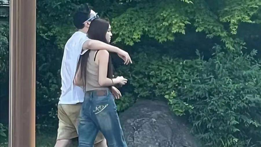 王思聪又换女友了，躺大腿上高调撒糖，铁打的营盘，流水的女友！