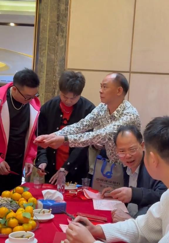 许华升儿子满月宴现场发钱,多位圈内人士捧场,将儿子用茅台围住