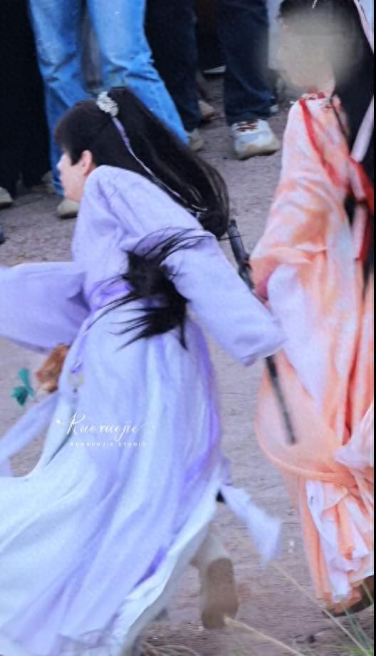 赢麻了！成毅平地摔素材疯传，粉丝：这波操作真猖狂！