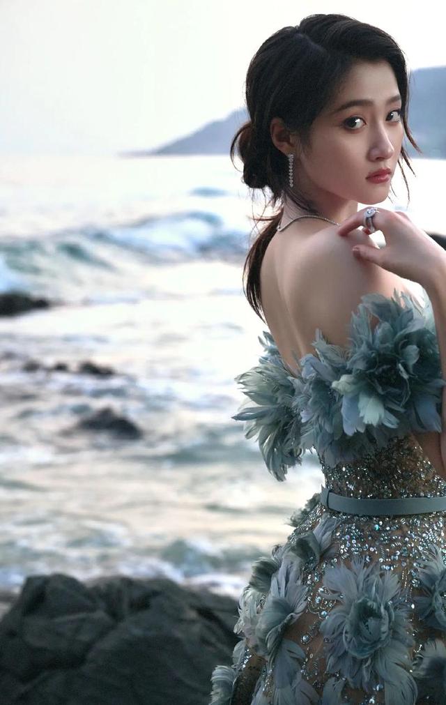 关晓彤拍摄梦幻氛围感大片!穿银色镭射抹胸裙曲线迷人